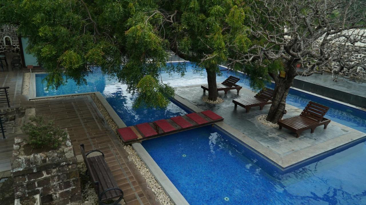 Fort Jadhavgadh -A Gadh Heritage Hotel Sasvad Екстериор снимка