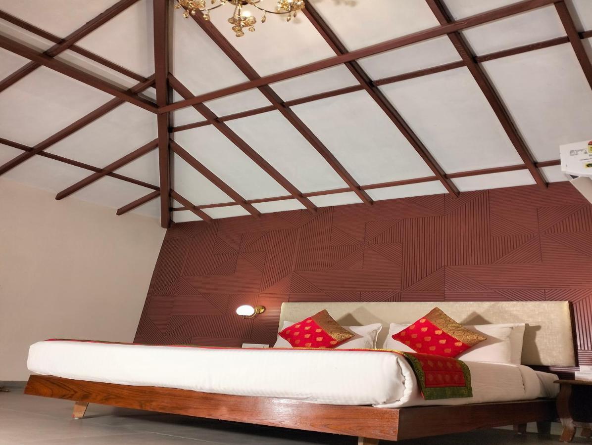 Fort Jadhavgadh -A Gadh Heritage Hotel Sasvad Екстериор снимка
