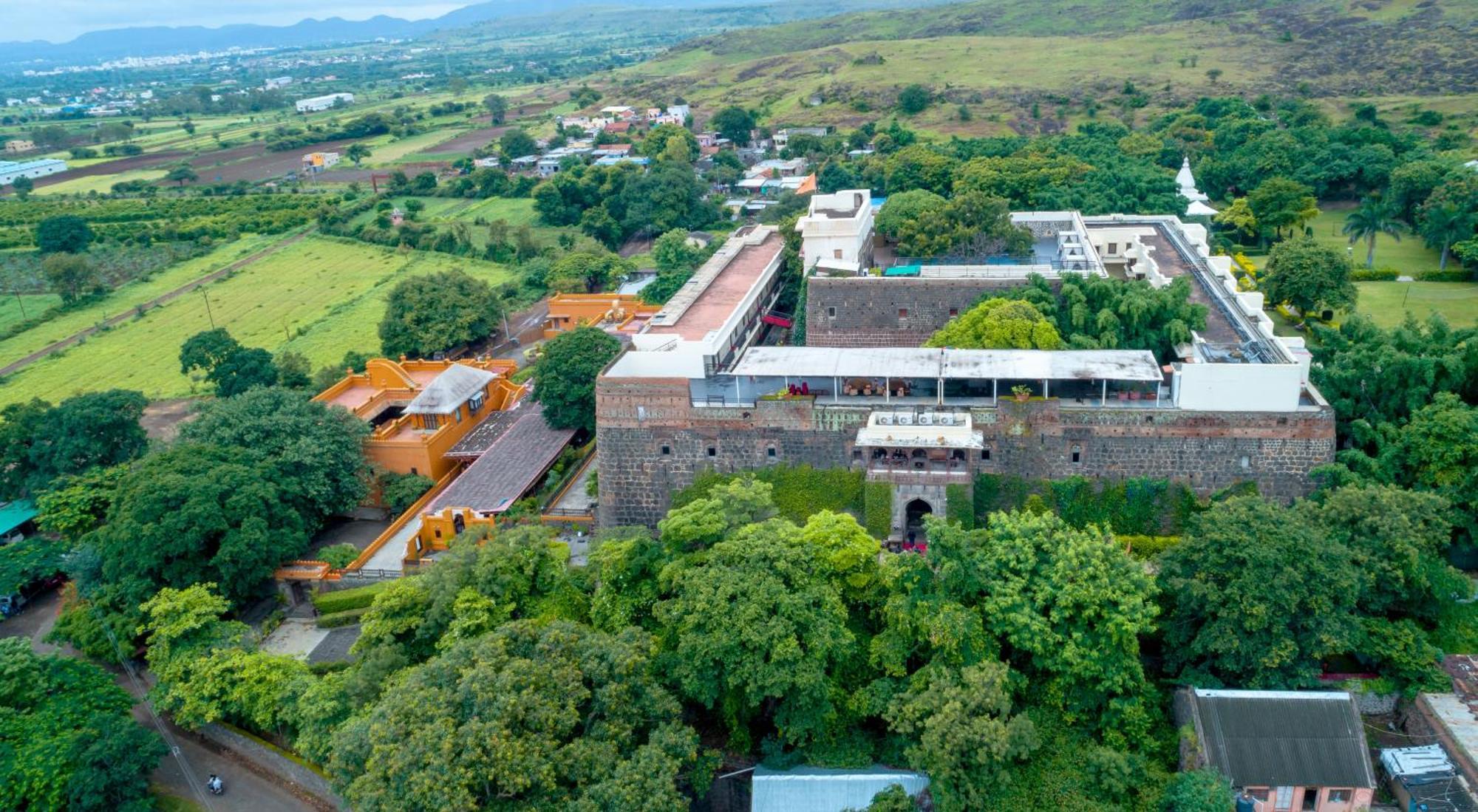 Fort Jadhavgadh -A Gadh Heritage Hotel Sasvad Екстериор снимка