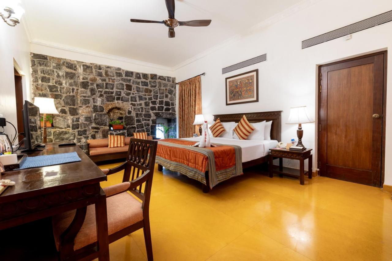 Fort Jadhavgadh -A Gadh Heritage Hotel Sasvad Екстериор снимка