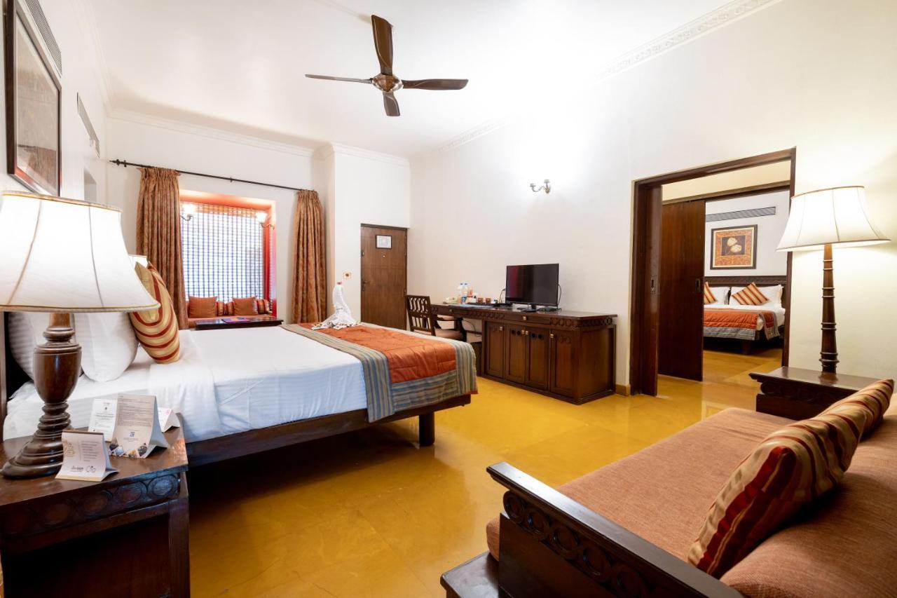 Fort Jadhavgadh -A Gadh Heritage Hotel Sasvad Екстериор снимка