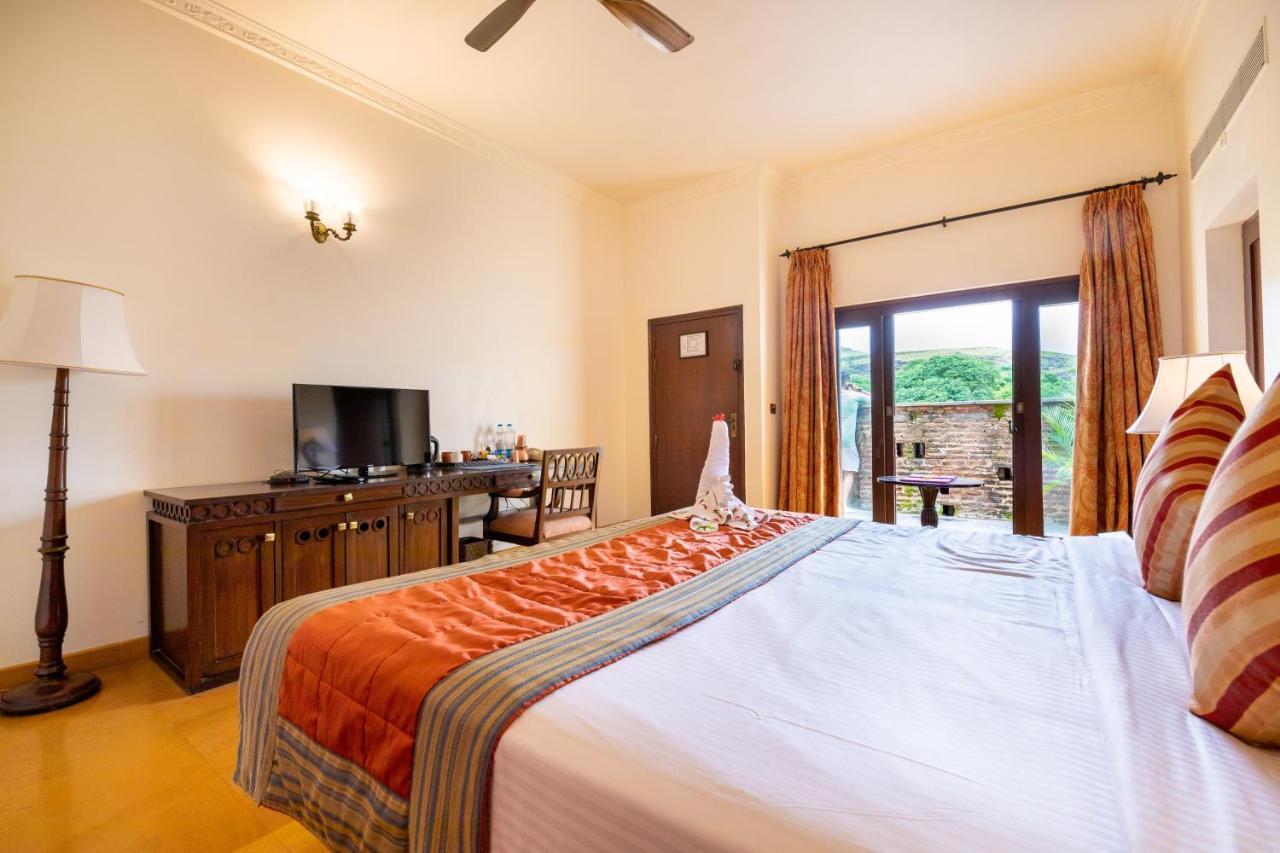 Fort Jadhavgadh -A Gadh Heritage Hotel Sasvad Екстериор снимка