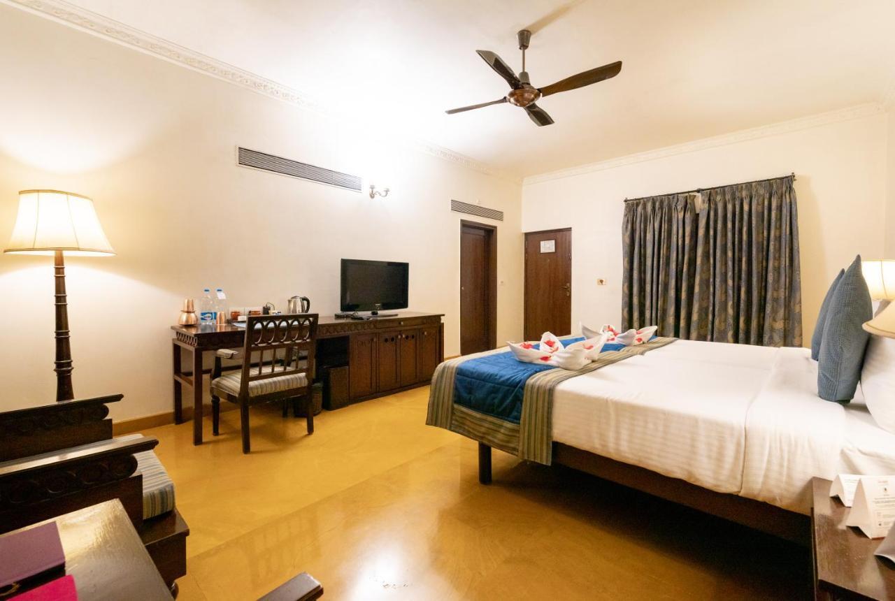 Fort Jadhavgadh -A Gadh Heritage Hotel Sasvad Екстериор снимка