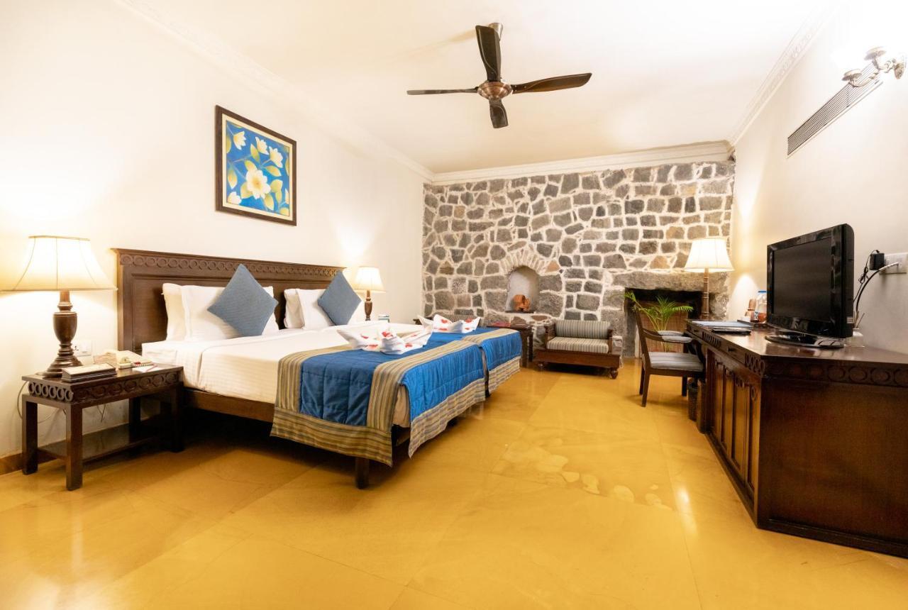 Fort Jadhavgadh -A Gadh Heritage Hotel Sasvad Екстериор снимка