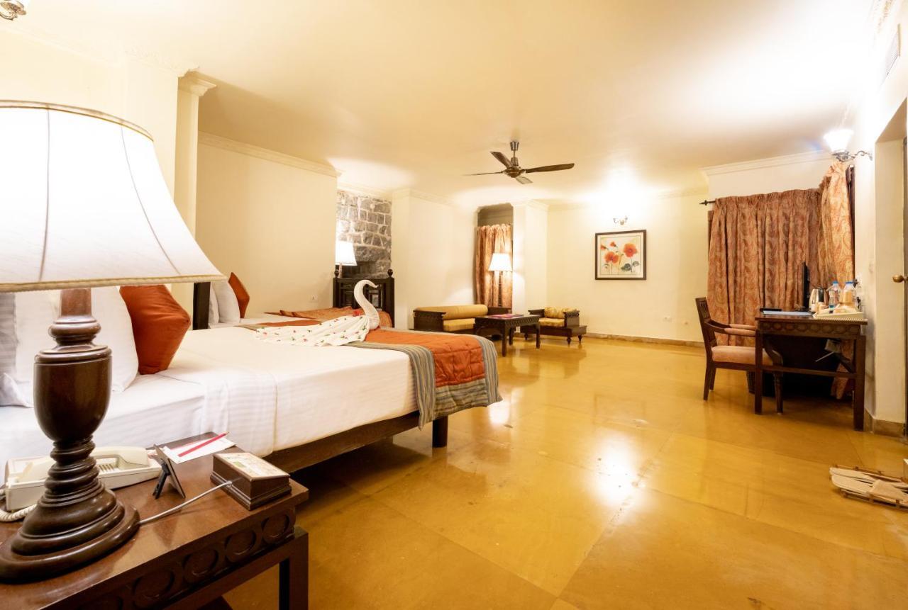 Fort Jadhavgadh -A Gadh Heritage Hotel Sasvad Екстериор снимка